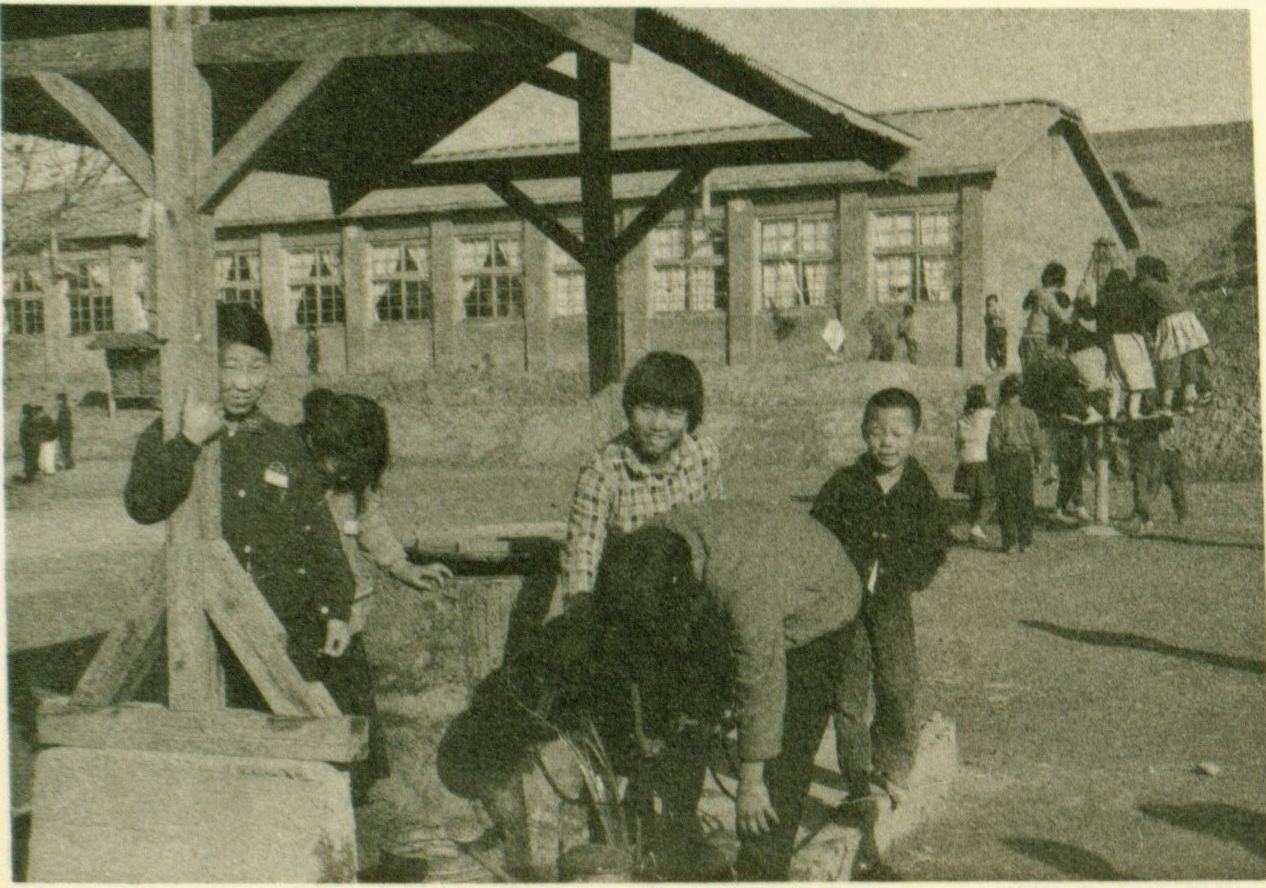 
															
															
																
																	우암초등학교 우물에서 물 떠오기 - 1964년 [1번째 이미지]
																
																
															
														