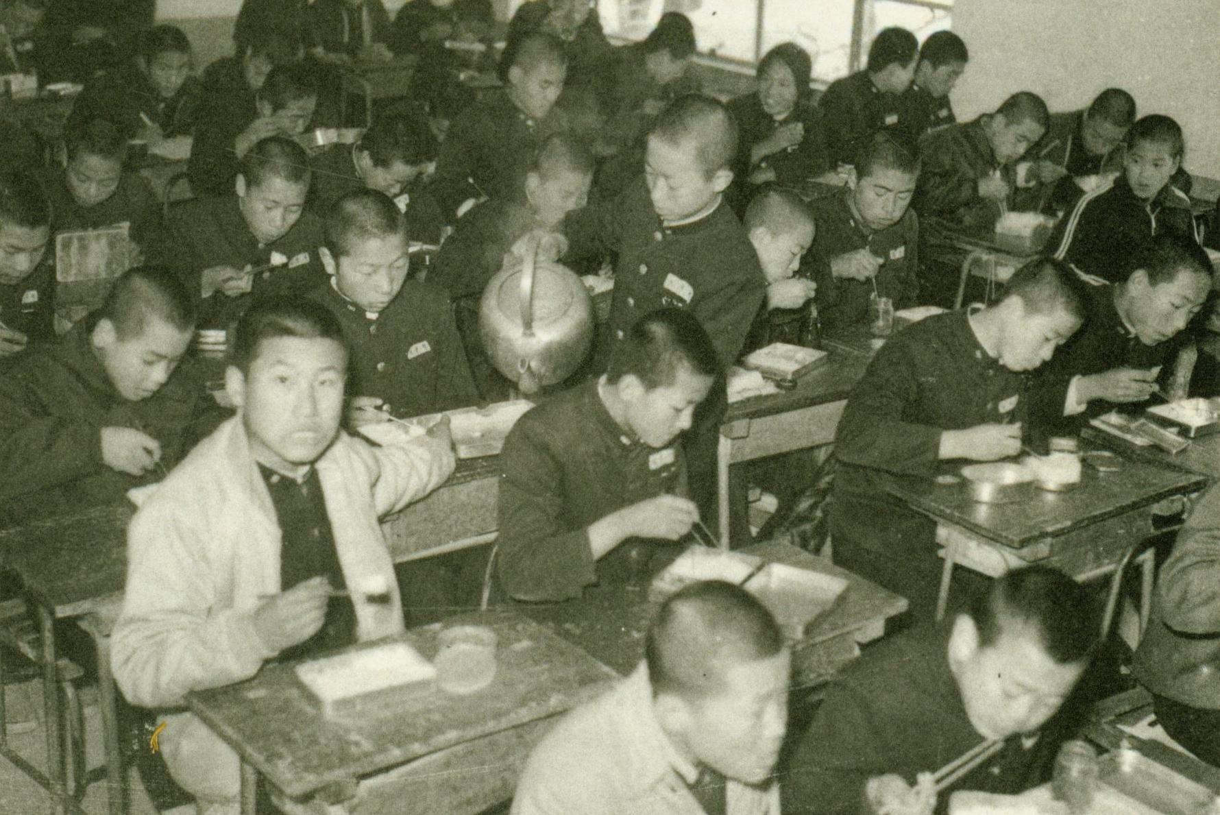 
															
															
																
																	창신중학교 점심시간 - 1973년 [1번째 이미지]
																
																
															
														