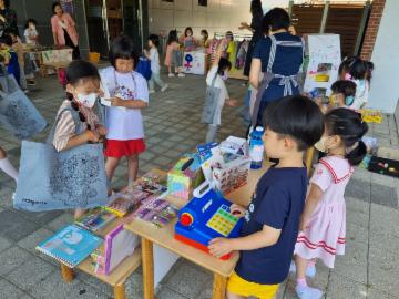 웅천초등학교병설유치원, 아나바다 시장 모금액 기부 대표이미지