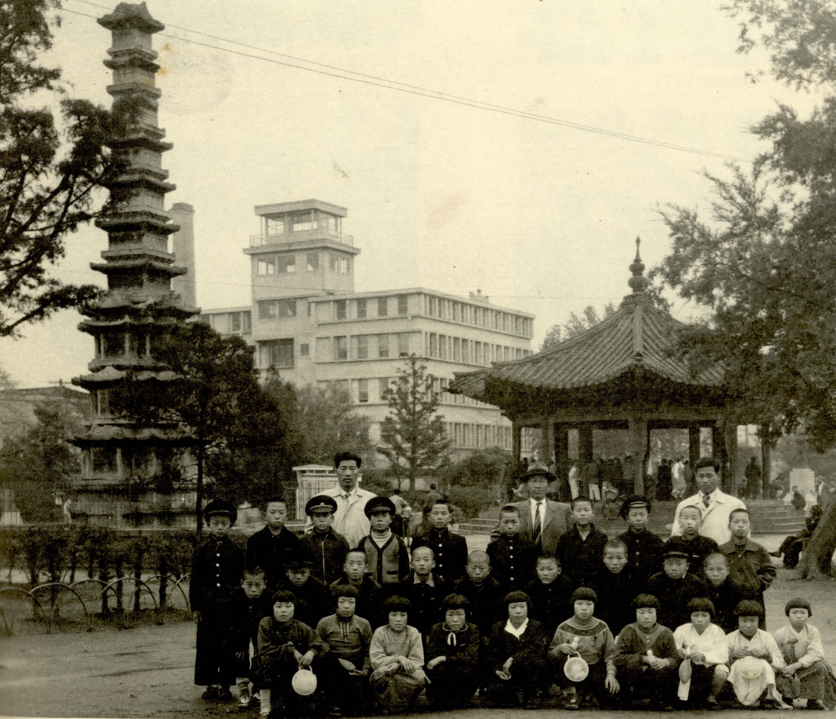 신방초등학교 탑골공원에서 - 1959년